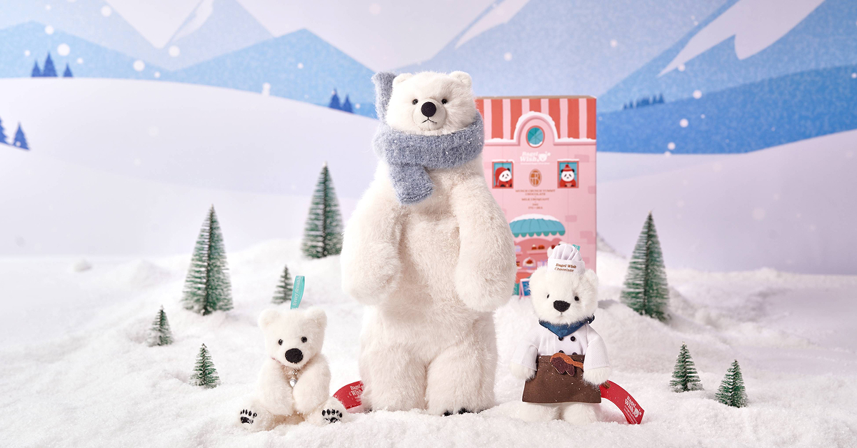 Three plush polar bear characters from Everland’s Bagel Wish Bear collection posed in a snowy winter scene, including a large bear with a blue scarf, a small bear in a chef outfit, and a mini keyring-sized bear.