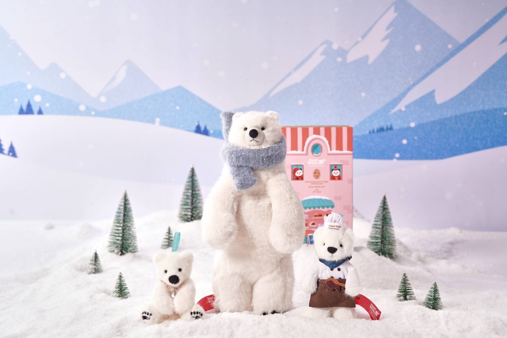 Three plush polar bear characters from Everland’s Bagel Wish Bear collection posed in a snowy winter scene, including a large bear with a blue scarf, a small bear in a chef outfit, and a mini keyring-sized bear.
