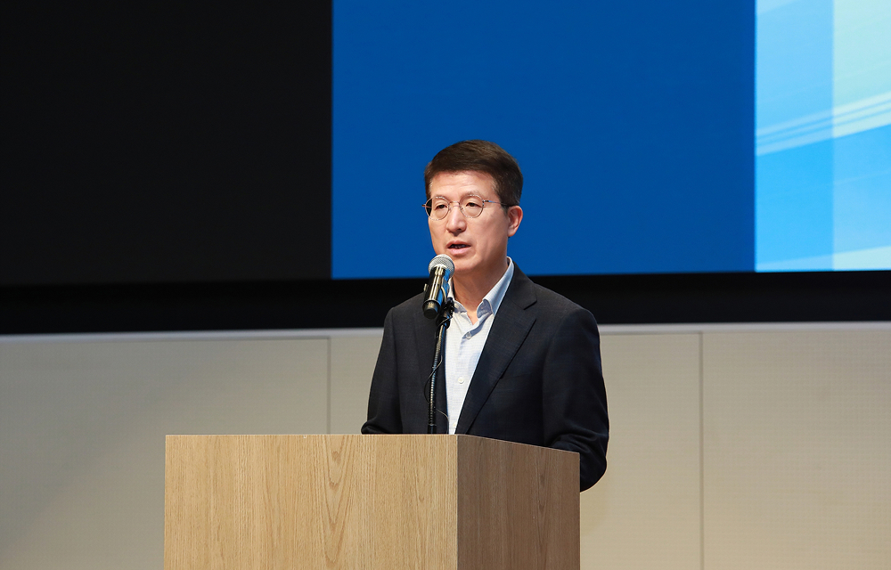 Samsung C&T CEO Seochul Oh speaking at the podium during the AI Day welcome session.