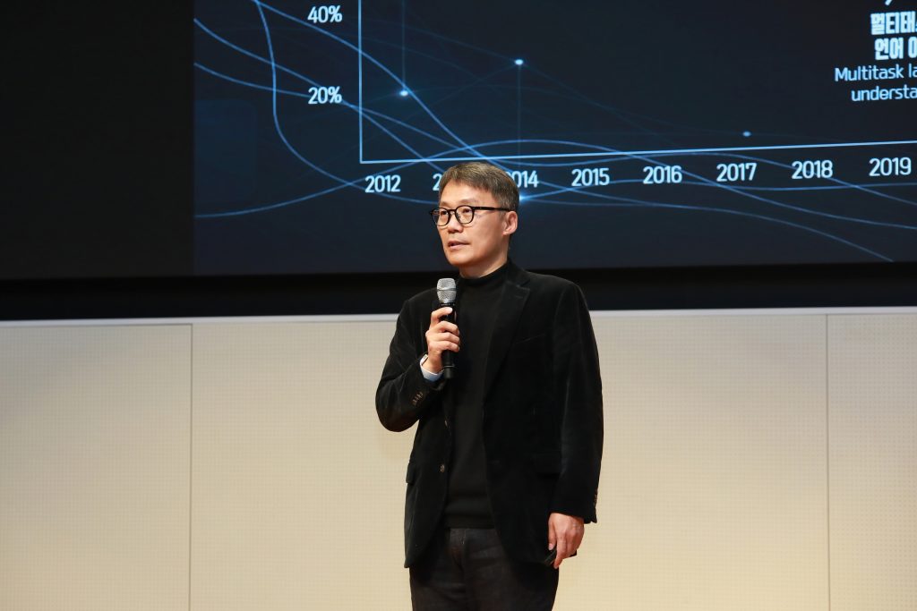 Samsung C&T EVP Byungsik So delivering his keynote presentation on AI innovation at AI Day.