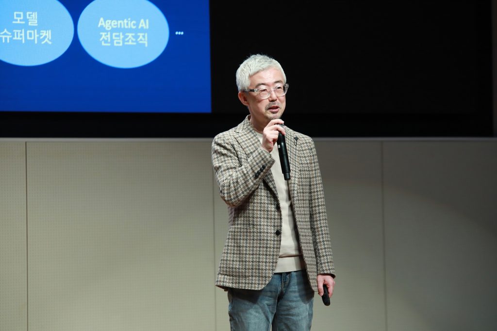 AWS Korea Enterprise Lead speaking on stage during his keynote presentation at Samsung C&T’s AI Day.