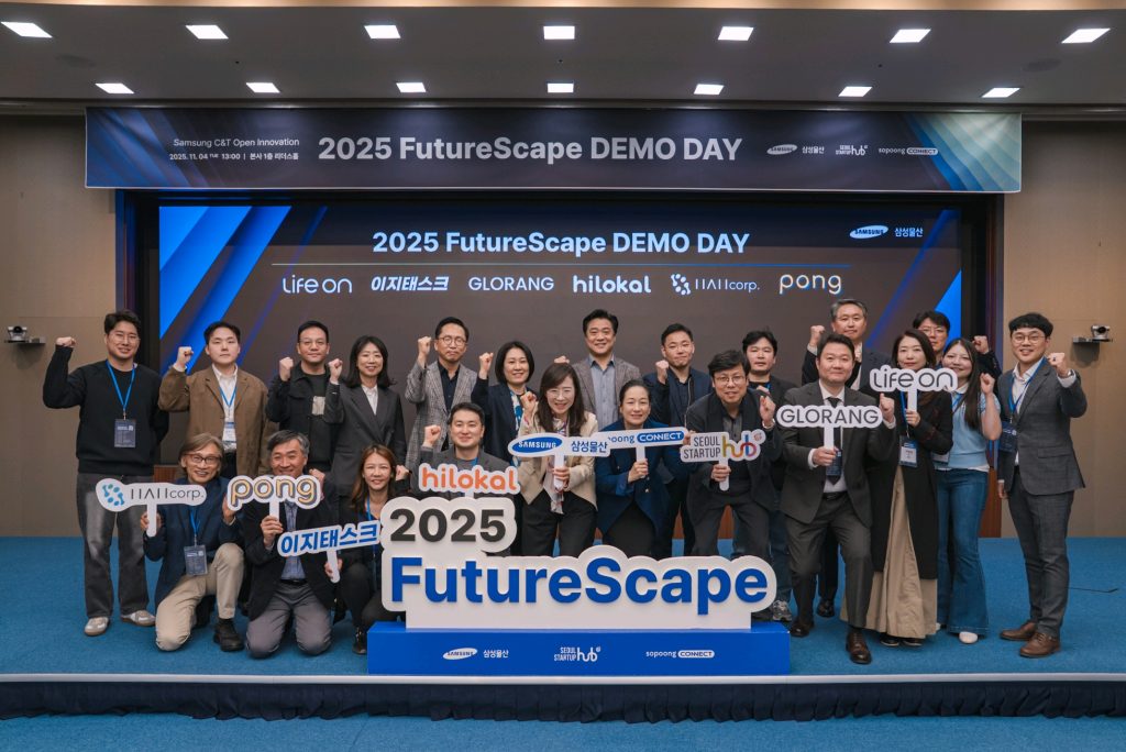 Group photo of Samsung C&T employees and startup representatives at the 2025 FutureScape Demo Day.