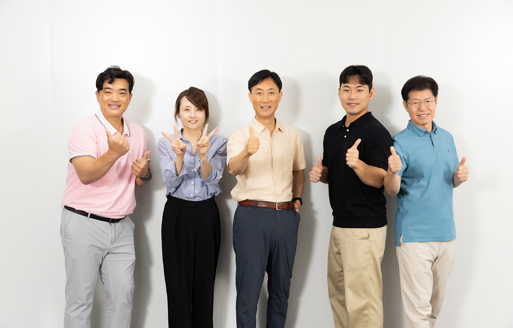 Five members of Samsung C&T’s Mining Materials Group posing for a photo at the Seoul office