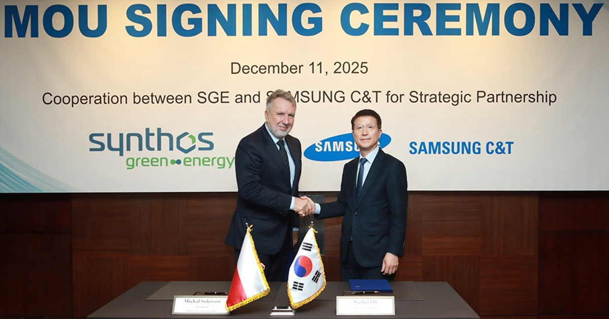Two executives from Samsung C&T and Synthos Green Energy shake hands at an MoU signing ceremony, with the South Korean and Polish flags and company logos displayed behind them.