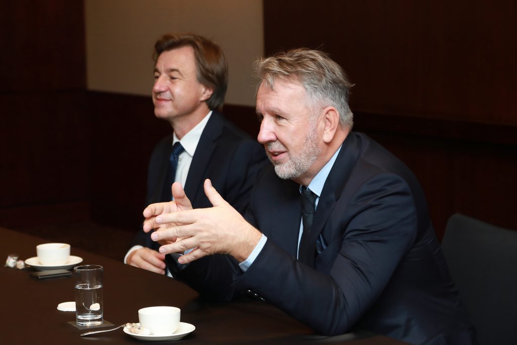 Executives from Samsung C&T and Synthos Green Energy engaged in discussion during a meeting in Seoul.