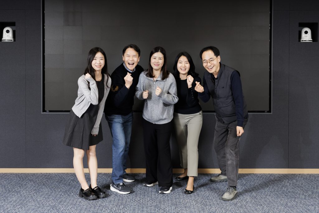 Team members of Samsung C&T’s Electronic Component & Materials Group