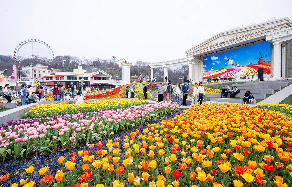 Visitors walk through colorful tulip displays at Everland’s Four Seasons Garden during the spring Tulip Festival.