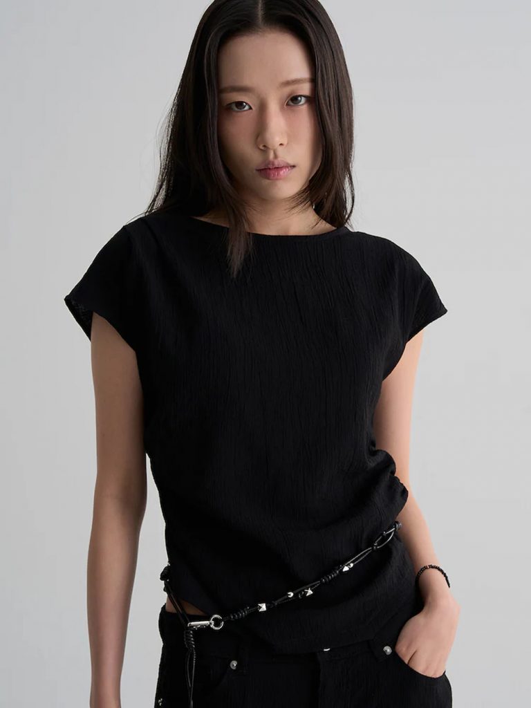 Model wearing 8seconds ALL-DAY CREASE Boat Neck Slim Blouse in black with black pants and layered necklace.
