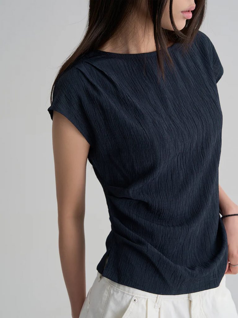 Model wearing 8seconds ALL-DAY CREASE Boat Neck Slim Blouse in navy with white pants.