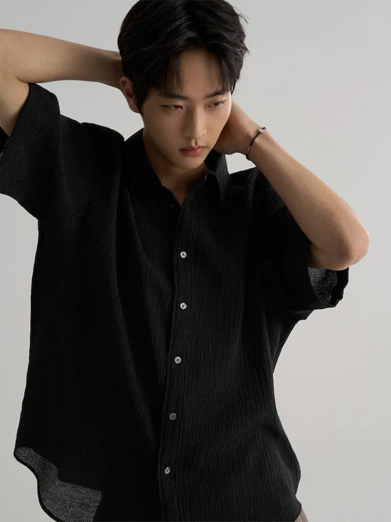 Model wearing 8seconds ALL-DAY CREASE Half-Sleeve Shirt in black in a relaxed summer outfit.