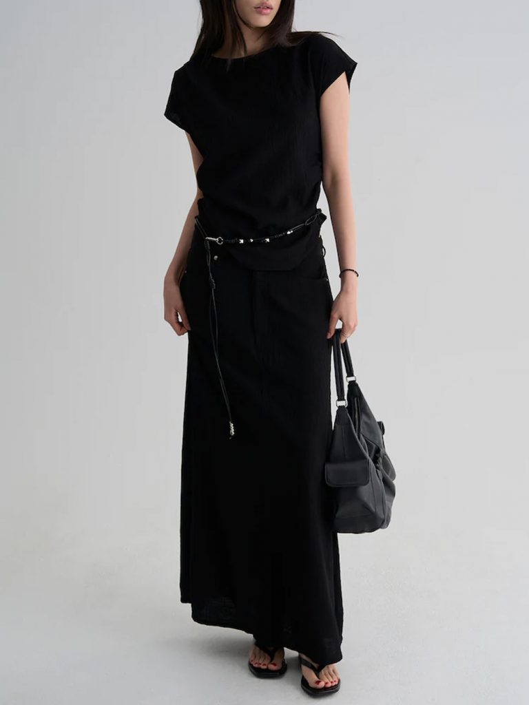 Model wearing 8seconds ALL-DAY CREASE Mermaid Skirt in black with matching black top, belt, and shoulder bag.