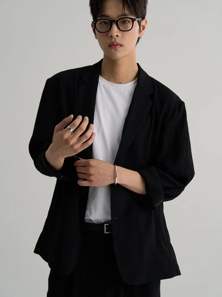 Model wearing 8seconds ALL-DAY CREASE Oversized Set-Up Jacket in black with matching shirt and pants.