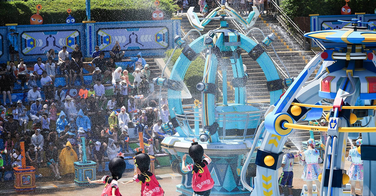 Performers and visitors gather at Everland’s Shooting Water Fun Season 2 show, where water sprays over the crowd during an outdoor summer performance.