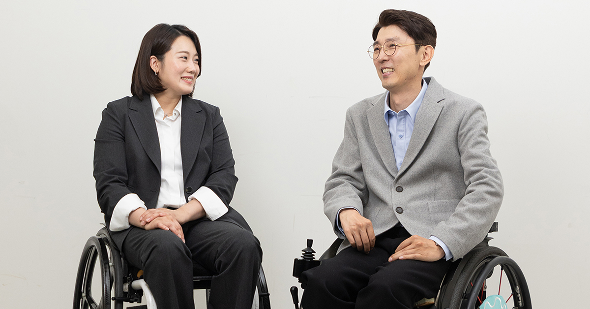 Two models in wheelchairs wearing Heartist business casual clothing from Samsung C&T Fashion Group.