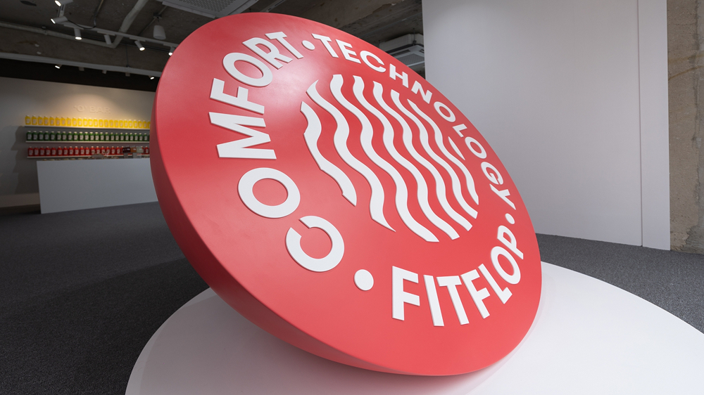 Red circular “Comfort Technology FitFlop” installation displayed inside the FitFlop “0 STEP” pop-up store in Seongsu.