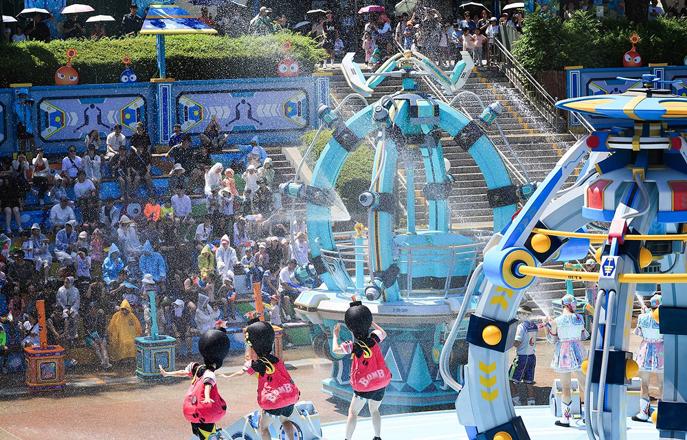Performers and visitors gather at Everland’s Shooting Water Fun Season 2 show, where water sprays over the crowd during an outdoor summer performance.