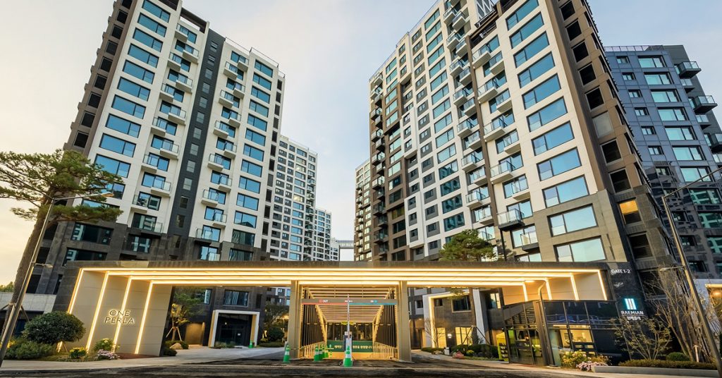 Raemian One Perla’s exterior design emphasizes geometric unity, refined material contrast, and a distinctive residential identity