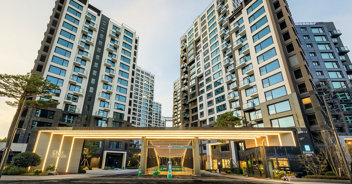 Raemian One Perla’s exterior design emphasizes geometric unity, refined material contrast, and a distinctive residential identity
