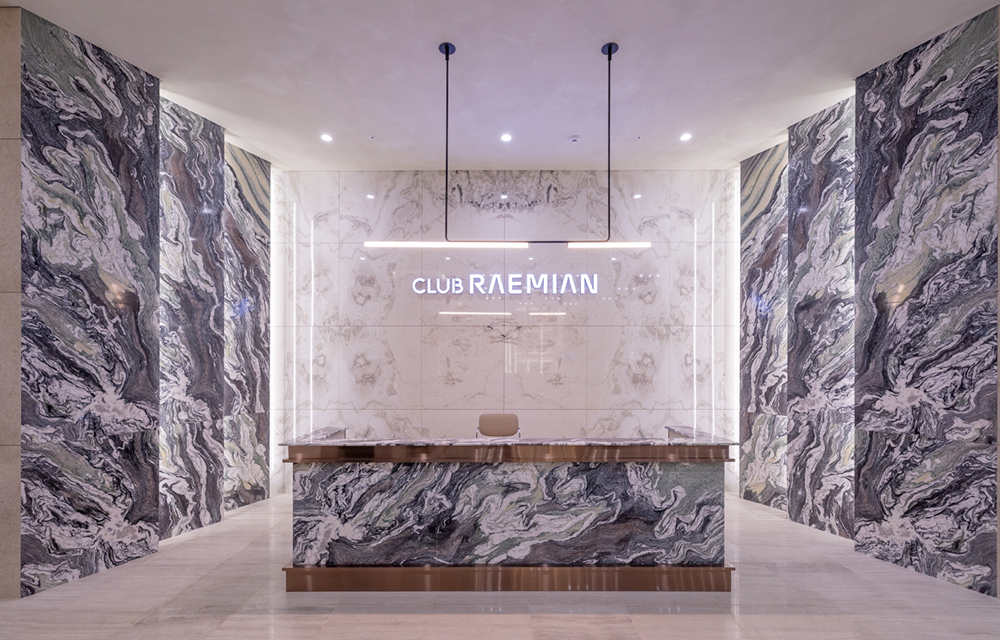 Raemian One Perla’s community lobby reflects the image of a pearl through premium material textures and a classic spatial composition