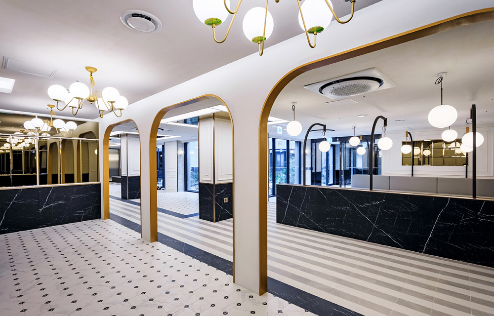 Raemian One Perla’s dining restaurant incorporates classic design elements to create an elegant residential dining environment